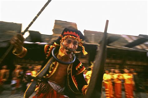 Budaya indonesia adalah seluruh kebudayaan nasional, kebudayaan lokal, maupun kebudayaan asal asing yang telah ada di indonesia sebelum indonesia merdeka pada tahun 1945. Pakaian Adat Suku Nias - Pakaian Adat