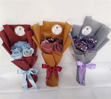 Cara Membuat Buket Bunga Mawar dari Jilbab Segiempat yang Simple dan