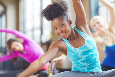 Su Feliz Pose Una Mujer Atractiva Que Se Estira En Clase De Yoga