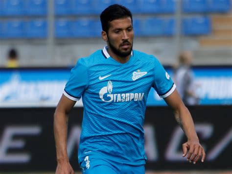 L'ex difensore del valencia, rimasto fermo nell'ultima stagione dopo essersi svincolato dal valencia, starebbe valutando con grande interesse l'offerta. Ezequiel Garay to Chelsea: Zenit St Petersburg insist ...