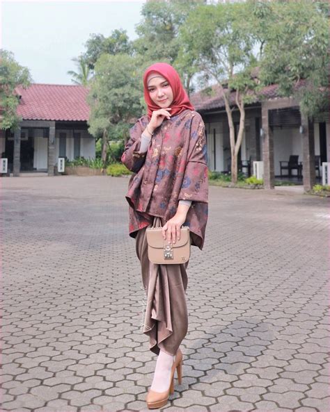 18 model kebaya brokat couple terbaru populer di tahun 2019 2020. Outfit Baju Kondangan Berhijab Ala Selebgram 2018 blouse ...