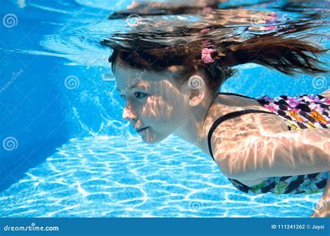 Kind Schwimmt Im Unterwasser Swimmingpool Glückliches Aktives Mädchen Taucht Und Hat Spaß Unter