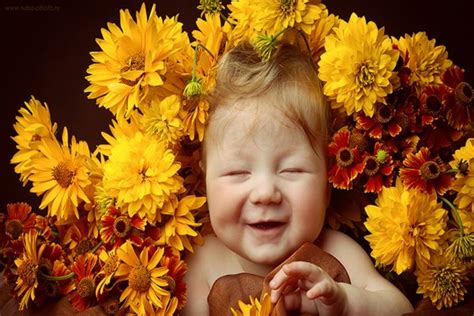 Bebé Sonriente Rodeado De Flores Amarillas 62973