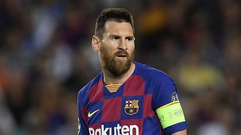 La tête sourde de ronaldo est un signe que haaland ne volera pas sa couronne si tôt. Messi's debut anniversary - Barcelona great's finest goals ...