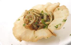 לעיתים, נוהגים להרחיב את ההגדרה כדי לכלול בה אנשים ששילמו מחיר כבד למען מטרה הנחשבת. קדוש - בית קפה בירושלים, ארוחות בוקר, חלביות, קונדיטוריה ...