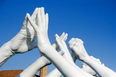 Monumental Hands Reach Across Venice Canal As A Symbol Of Unity Par