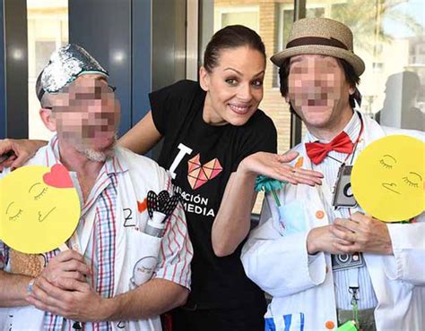 Dit concert is verplaatst naar 24 april 2021. Eva González se emociona al visitar niños hospitalizados
