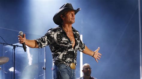 Tim Mcgraw Takes Christmas Decorating To New Heights As