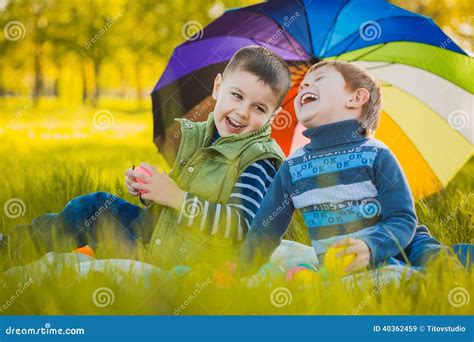 Los Niños Felices Se Divierten En Parque Del Aire Libre Imagen De