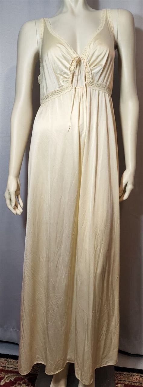 Vintage 1980s Miss Elaine Nightgown With Keyhole And Il Gem