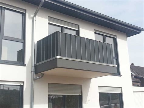 Abdeckung von tischplatten im außenbereich. Balkonverkleidung - Plantec