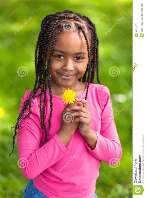Portrait Extérieur Dune Jeune Fille Noire Mignonne Personnes Africaines Image Stock Image