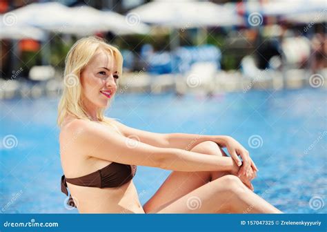 Una Ragazza Sexy Vicino Alla Piscina Immagine Stock Immagine Di Bello Esterno