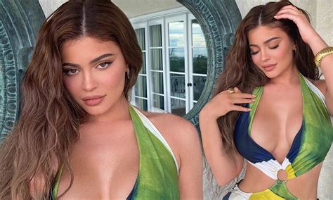 Kylie Jenner Shows Off Her Ample Cleavage In A Plunging Geometric Print Dress