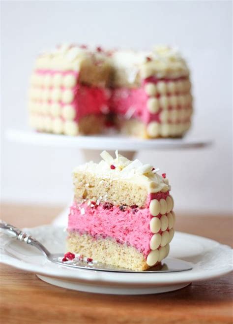 It's the perfect no bake chocolate cake. Lagkage med hindbær-marshmallow-mousse og hvid ...