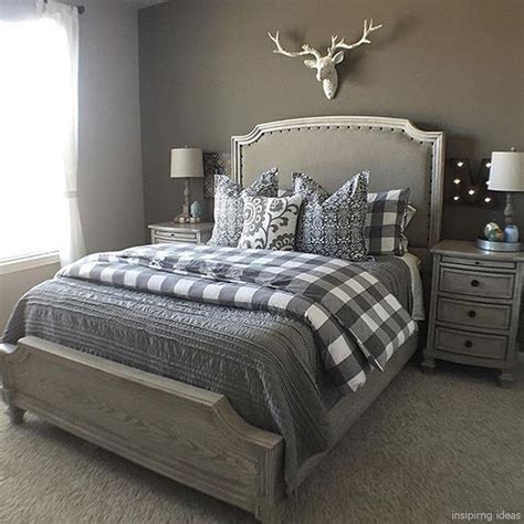 Check out all the amazinf farmhouse master bedroom decor, and rustic farmhouse decorating ideas! Elegant Farmhouse Bedroom Decor Ideas 24 - HOMYHOMEE