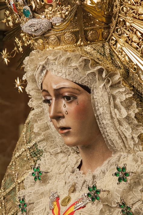 La Virgen de la Esperanza en besamanos | Hermandad de la Macarena