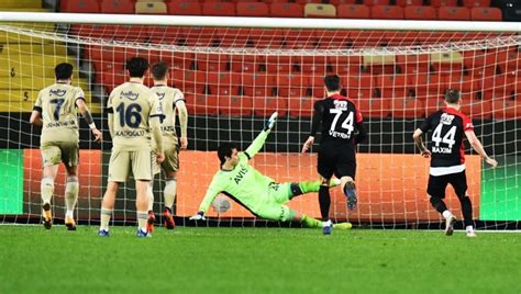Gaziantep fk ise kendi sahasında fenerbahçe'yi eli boş göndermenin hesaplarını yapıyor. SON DAKİKA: Fenerbahçe'de 3 stoper 6 penaltı! Gaziantep FK ...