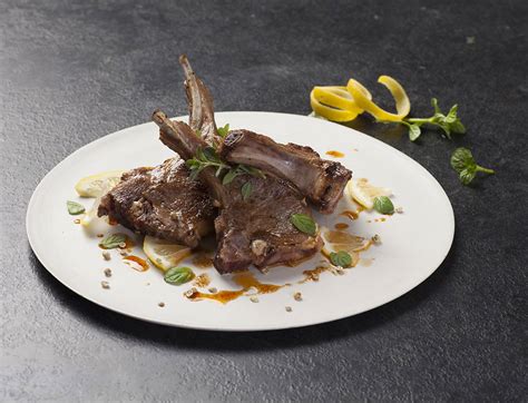 Ultime novità, offerte esclusive, set, utensili e regali perfetti. Costolette di agnello grigliate con salsa alla menta ...