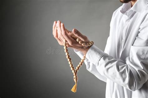 les mains d un homme musulman priant avec le chapelet perle image stock image du afrique