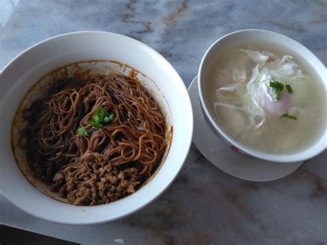 Sang nyuk mien is said to have originated from the east coast of tawau but its popularity spread and it became available in kota kinabalu in the late 70s. 生肉麺 Sang Nyuk Mee, Sang Nyuk Mee, Minced Meat Rice, Meat ...