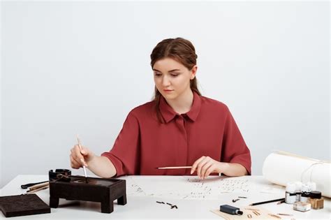 Femme écrivant La Calligraphie Sur Des Cartes Postales Photo Gratuite