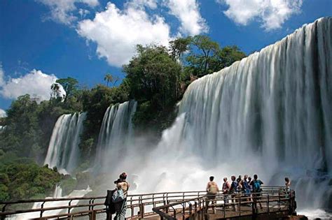 Las cataratas del iguazú se forman sobre el río iguazú, justo en el límite entre la provincia argentina de misiones y el estado de paraná, en brasil. Habilitan la actividad turística en las Cataratas del ...