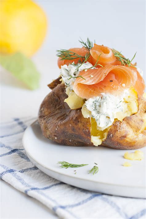 We've all had excellent baked potatoes and terrible baked potatoes. Foodista | 5 Bodacious Baked Potatoes