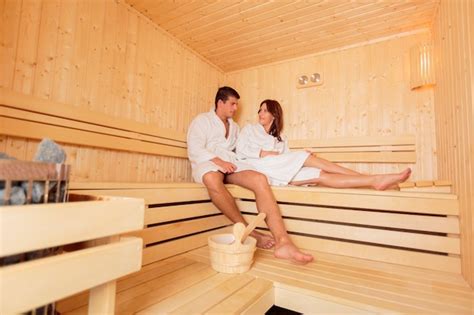 Hombre Sonriente Que Tiene Un Baño De Sauna En Una Sala De Vapor Foto Premium