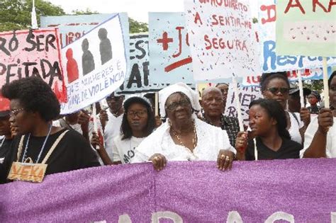 Canal Voz De Angola Dezenas De Angolanos Saíram à Rua Em Luanda Contra Violência Sobre Mulheres