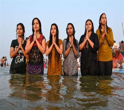Basant Panchami Devotees Took The Holy Dip By Worshiping The Invisible Maa Saraswati At Sangam