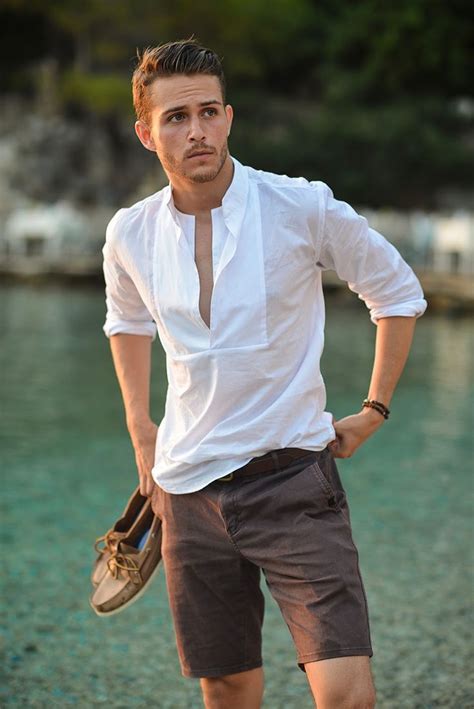 Picture Of Relaxed Yet Stylish Men Vacation Outfits 7