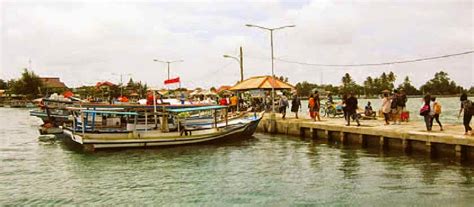 Pulau perak menjadi tempat yang ideal untuk berkemah, selain karena panoramanya yang indah juga karena telah dilengkapi fasilitas kamar kecil di tengah pulau serta sumur dengan airnya yang tawar. Wisata, Menikmati Cuaca Cerah di Pulau Perak