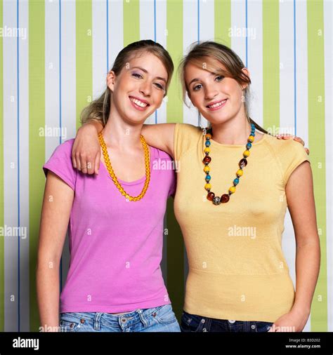 Zwei Mädchen Im Teenageralter 16 17 Umarmen Porträt Stockfotografie Alamy