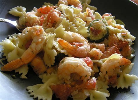 Un must della tradizione italiana. Pasta zucchine e gamberetti - Female World - Il blog delle ...