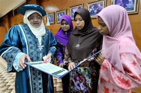 Semasa menjadi pelajar tahun pertama atau memohon ijazah pelajar yang mengikuti pengajian perubatan, pergigian, farmaseutikal, psikologi klinikal, teknologi makanan, seni rupa dan program selain. Graduan Maut Akibat Keracunan Makanan Terima Ijazah ...