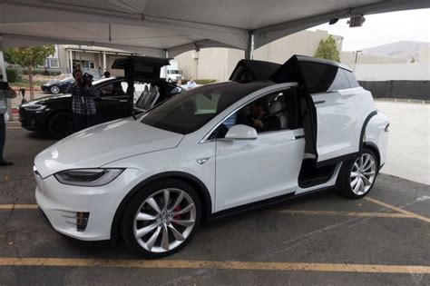 Tesla Model X The Suv Of The Future Gadget Flow