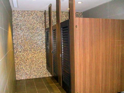Ironwood Manufacturing Wood Veneer Bathroom Stall With Louvered Doors