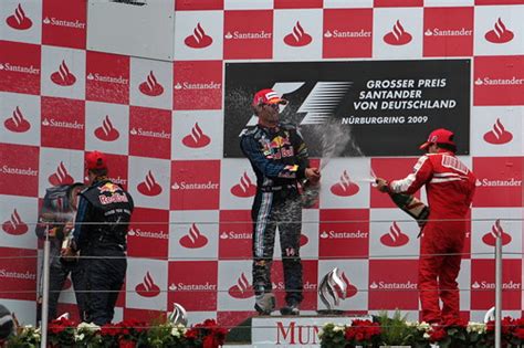 Wer wird diesmal zur champagnerdusche ganz oben auf dem treppchen stehen? Formel 1 - Nürburgring 2009 - Siegerehrung | 1. Mark ...