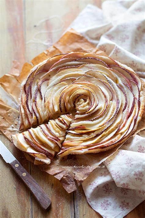 Una torta super cioccolatosa, morbida, umida, cremosa e tanto golosa.da preparare in pochi minuti vi stupirà per l'incredibile bontà e velocità di velocissima da preparare con pochi ingredienti e di una semplicità disarmante e non vi potete esimere dal provarla!la torta ha la caratteristica si creparsi in. Torta di mele e pasta sfoglia (Velocissima e Facilissima)