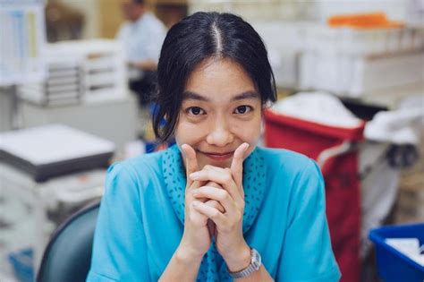 電影《陽光普照》裡飾演菜頭的劉冠廷，角色造型讓人眼睛一亮。 負責該片造型設計的許力文透露，為了這個造型，團隊與導演鍾孟宏持續討論，但都覺得似乎少了點什麼，直到開拍 是再調整「菜頭」劉冠廷的造型，還冒險把頭髮染金，沒想到非常對味。 民視· 4 小時前. 台湾映画『消失的情人節』（邦題：1秒先の彼女）を観る｜6/25日本公開 | たまログ