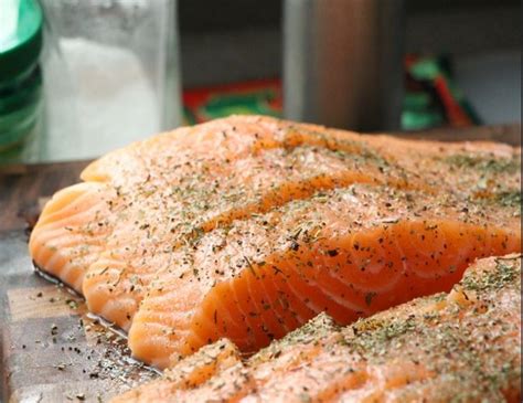 Quando volete realizzare la ricetta del salmone al vapore con salsa caramellata all'arancia miscelate lo zucchero e l'acqua in un pentolino, ponetelo sul fuoco e fate scaldare senza raggiungere il punto d'ebollizione. Salmone al vapore: ricetta saporita - Bigodino