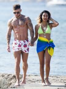 Geordie Shores Zahida Allen Uses Sarong To Mask Her Body Daily Mail