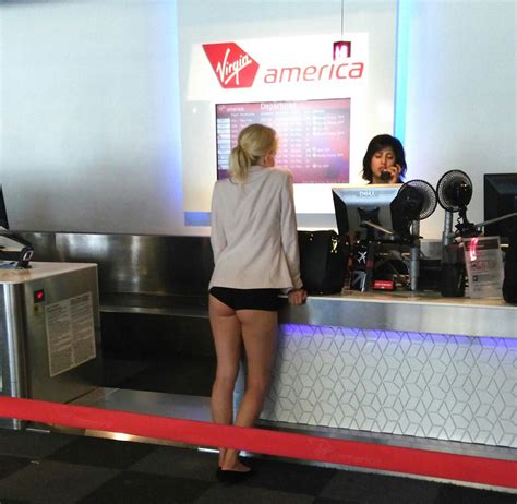 Mujer Que Aparece En Ropa Interior En Un Aeropuerto Se Hace Viral