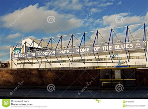 Review stadion anfield liverpool , stadion paling angker di eropa setiap pertandingan kota liverpool berubah menjadi lebih merah dan siap bersatu mendukung. LIVERPOOL UK JANUARI 8TH 2016 Goodison Parkerar Stadion ...