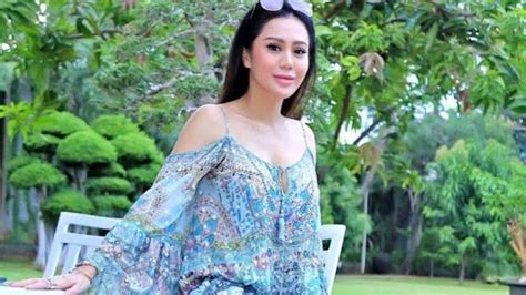 Fakta baru di balik perceraian vicky zainal dan suaminya terungkap. Kini Proses Cerai, Vicky Zainal Merasa 10 Tahun Menikah ...