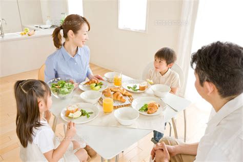 朝食の食卓を囲む家族 02022346838 ｜ 写真素材・ストックフォト・画像・イラスト素材｜アマナイメージズ