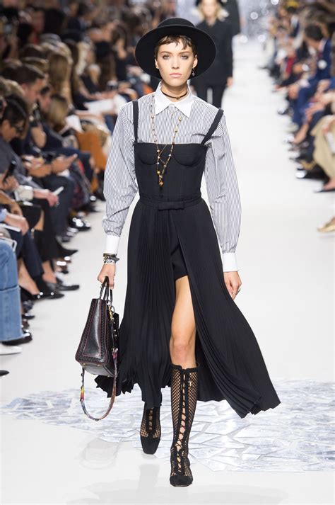 All The Looks From Christian Dior Spring Summer 2018 Idées De Mode