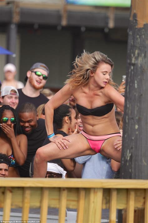 Miami Police Face Off With Spring Break College Students Daily Mail