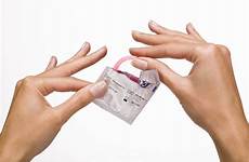 condom preservativo holding hands usare check punti scadenza fabrice lerouge getty
